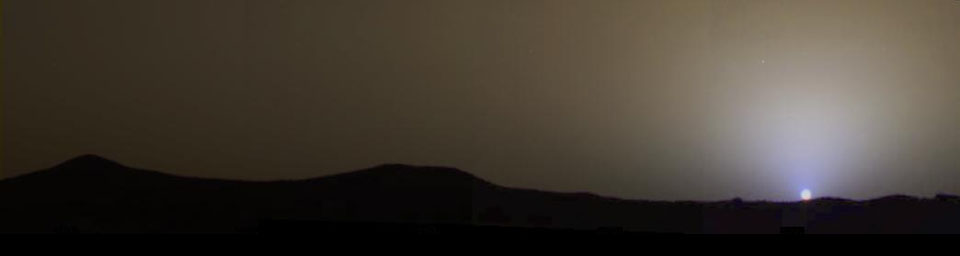 Mars Pathfinderが撮影した、太陽付近に青みのある火星の夕空