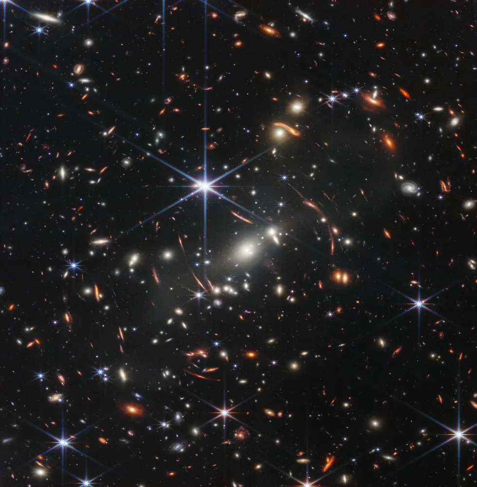 Webb宇宙望遠鏡が観測した銀河団SMACS 0723と、その周囲に広がる多数の遠方銀河。
